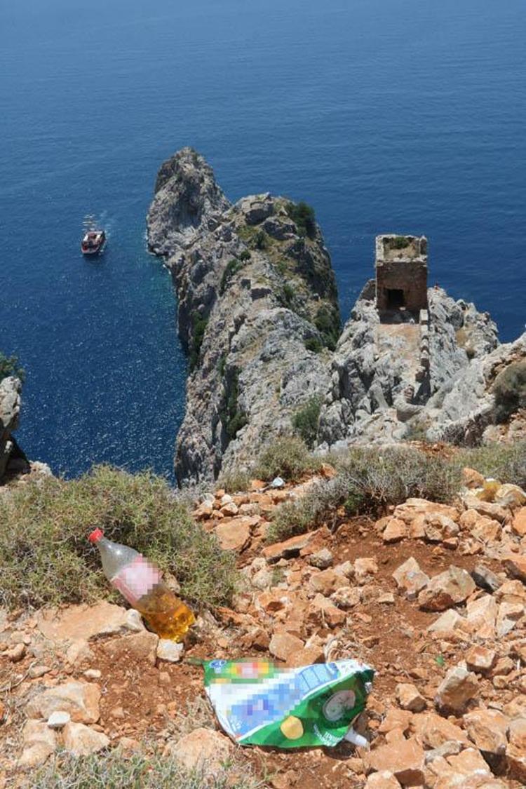 35 METRE YÜKSEKTEKİ SARP KAYALIKTA, ULAŞIMI YOK