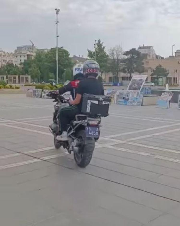 POLİS, SINAVA GEÇ KALAN ÖĞRENCİLERİ TAŞIDI