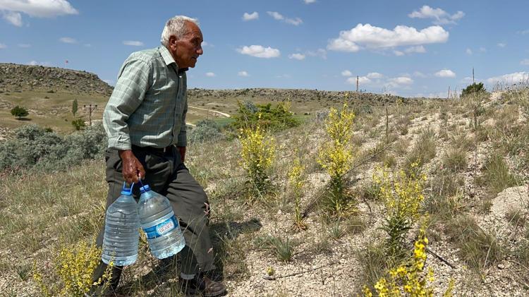 Oğlunun traktörüyle hayvanlara su taşıdığını söyleyen Şen, şöyle konuştu: