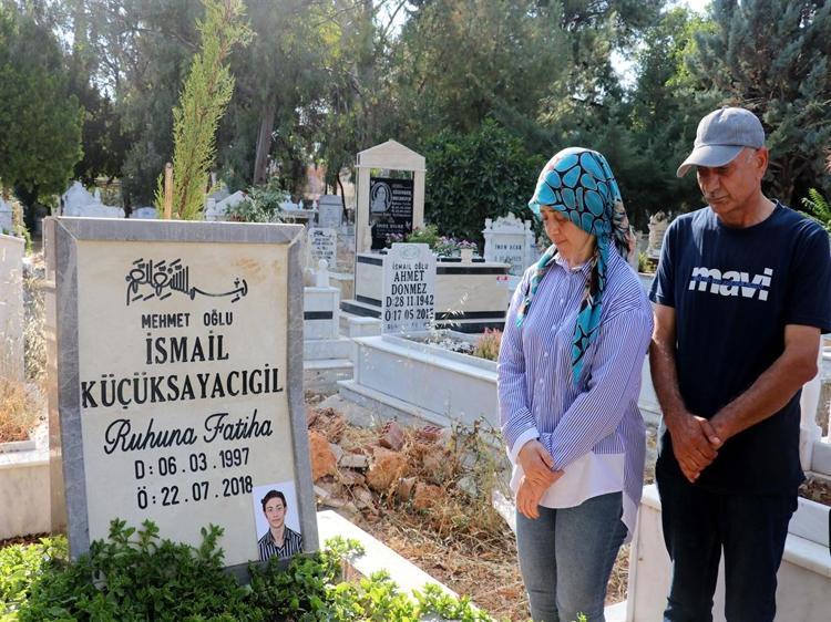 MEZARINA EKTİĞİM ÇİÇEKLERLE TESELLİ BULUYORUM