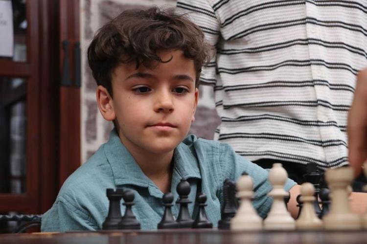 ÇOK REKABETÇİ VE HIRSLI