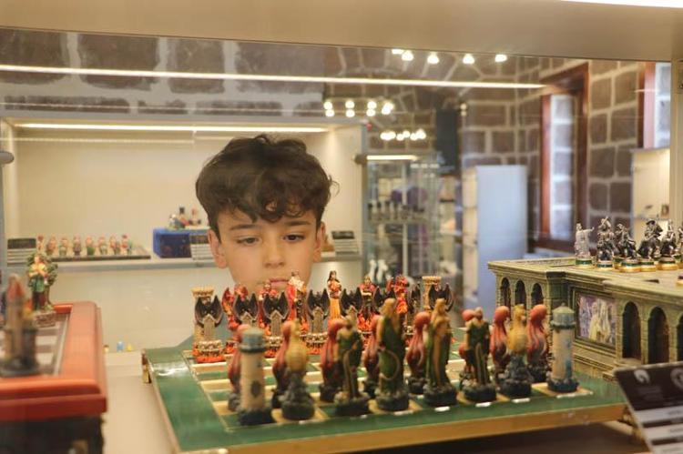 SATRANÇ OYNARKEN KENDİME GÜVENİYORUM