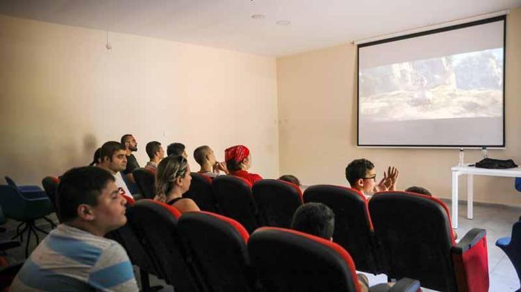 ANNELER SERALARDA ÇALIŞIYOR