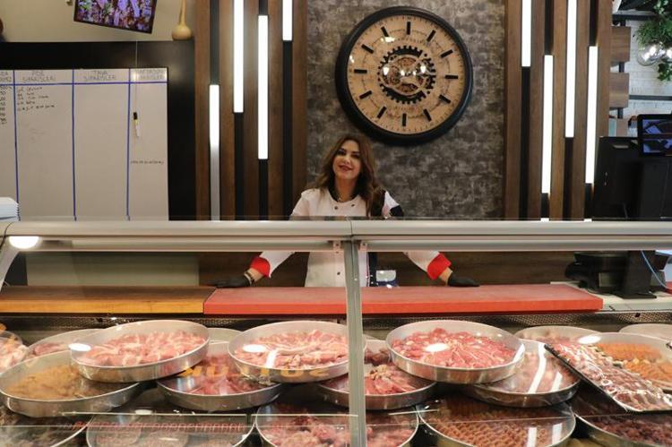 ‘İLÇEDEKİ TEK KADIN KASABIM