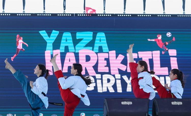 BAKAN BAK, ÇOCUKLARLA OYUN OYNADI