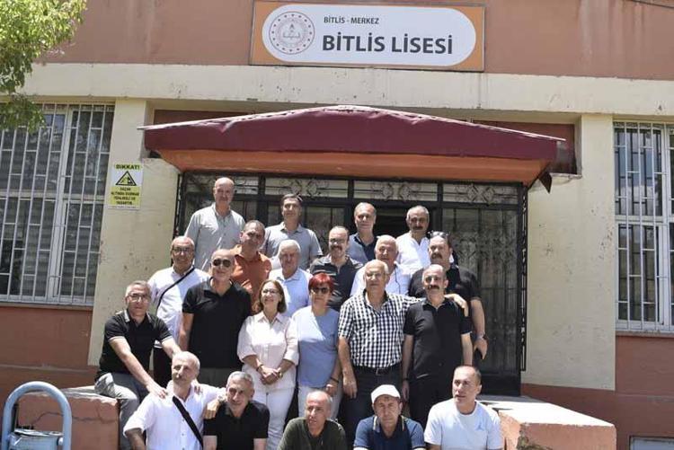 HER YERİ AĞLAYARAK GEZDİM