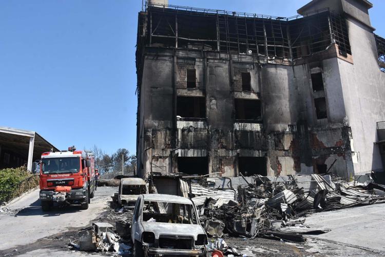 İKİ YANGINDAKİ ALEVLER BİRLEŞMİŞ