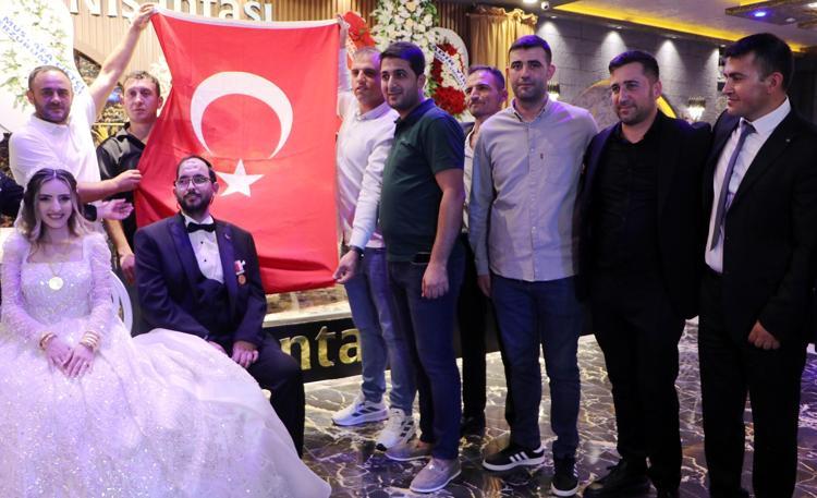 SİLAH ARKADAŞLARI TÜRK BAYRAĞI İLE SALONA GİRDİ