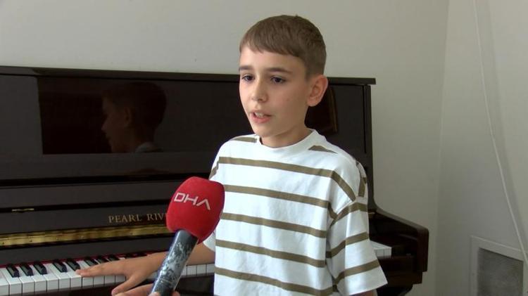 ‘MEHMET, KUNDAKTAN BU YANA MÜZİKLE UYUYUP, BÜYÜDÜ’