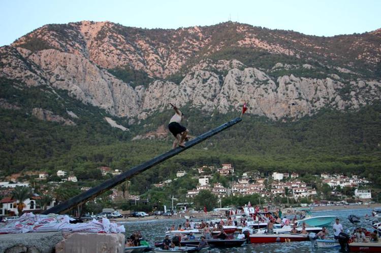 TEKNE VE YÜZME YARIŞMALARI