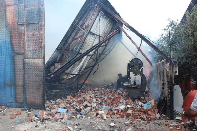 ÇÖKEN DUVARIN ALTINDA KALMAKTAN SON ANDA KURTULDU