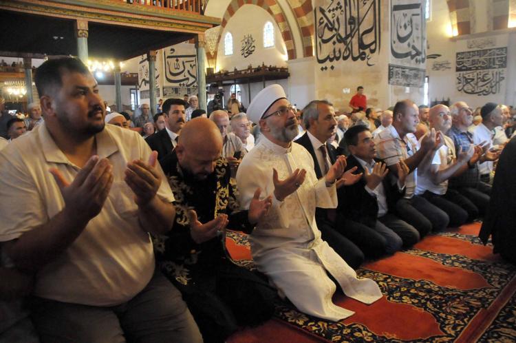 KURANA VE PEYGAMBERİMİZE YAPILAN ÇİRKİN SALDIRILA YEKVÜCUT OLMALIYIZ