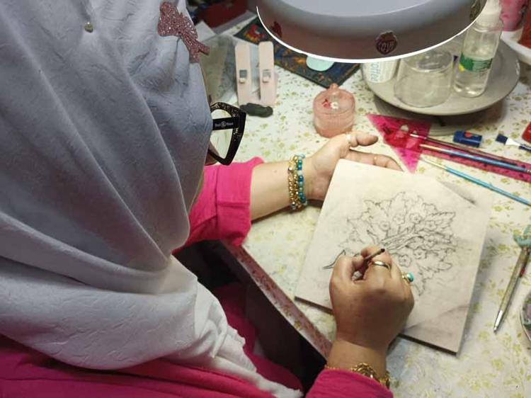 ÇOCUKLARA ÇİNİCİLİĞİ SEVDİREBİLMEK İÇİN BOYAMA VE HİKAYE KİTABI YAZDI