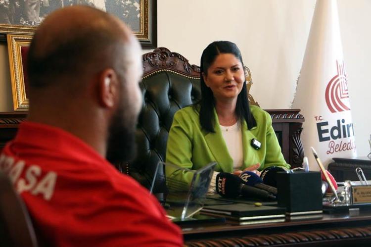 ‘FEYZULLAH BİZİM MİLLİ GURURUMUZ’