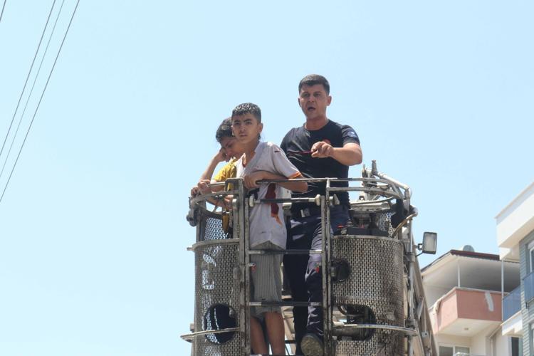 İTAFİYE ERİ MASKESİNİ VERİP İNDİRDİ