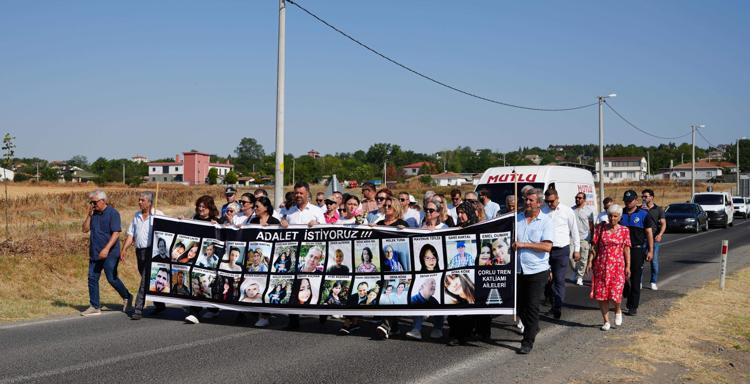 ‘İNAT ETTİK 25 İNSANIMIZI KİMSEYE UNUTTURMAYACAĞIZ’