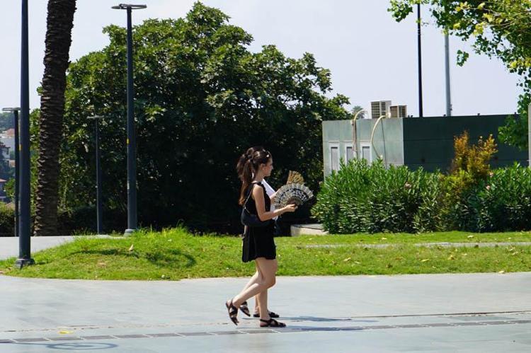 YELPAZE VE EL PERVANESİYLE SERİNLEMEYE ÇALIŞTILAR