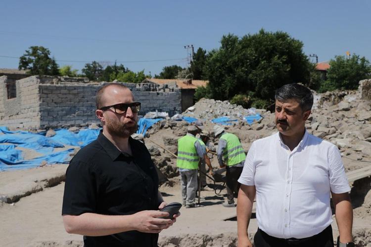 ‘ÇALIŞMALARIMIZ SIRASINDA YENİ MOZAİK ZEMİNLE KARŞILAŞTIK’