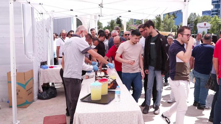 YAKLAŞIK 40 BİN BARDAK LİMONATA DAĞITTIK