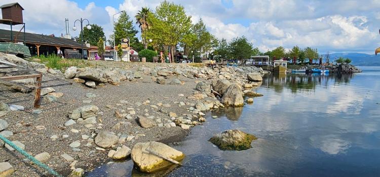 BALIK EKMEK TEKNESİ KARAYA OTURDU