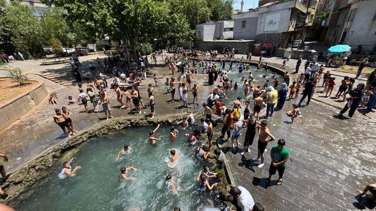 ‘ANNEMİZ KLİMA AÇMAMIZA İZİN VERMEDİĞİ İÇİN BURAYA GELİYORUZ’