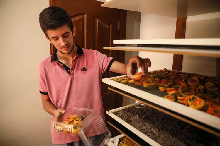 KENDİMİ EVE KAPAMAMAK ZORUNDAYIM