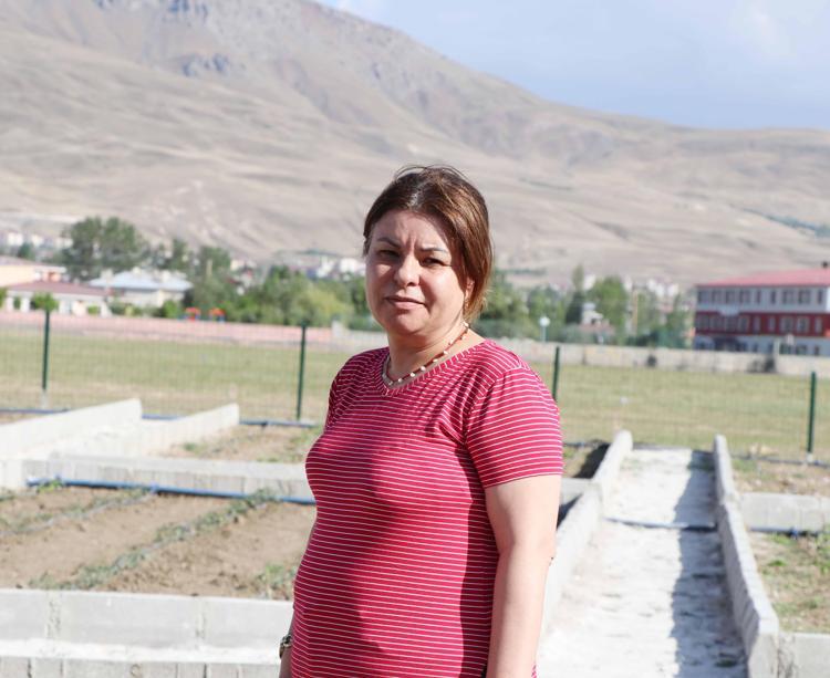 OSTANLARIN SULAMASINI BELEDİYE, ÇAPALAMASINI DA KADINLAR YAPIYOR