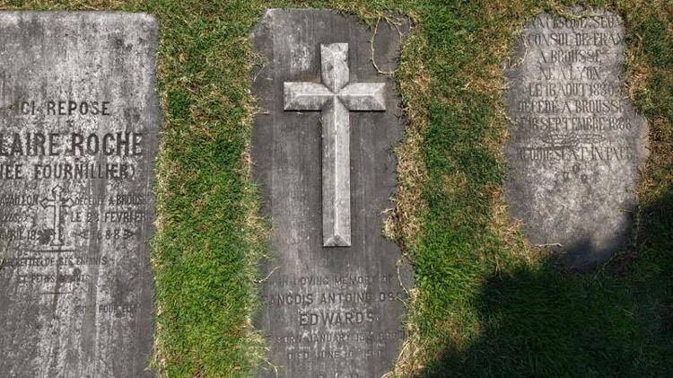 TAŞLAR ÇOBANBEY TÜRBESİNİN YANINDAN BURAYA NAKLEDİLMİŞ