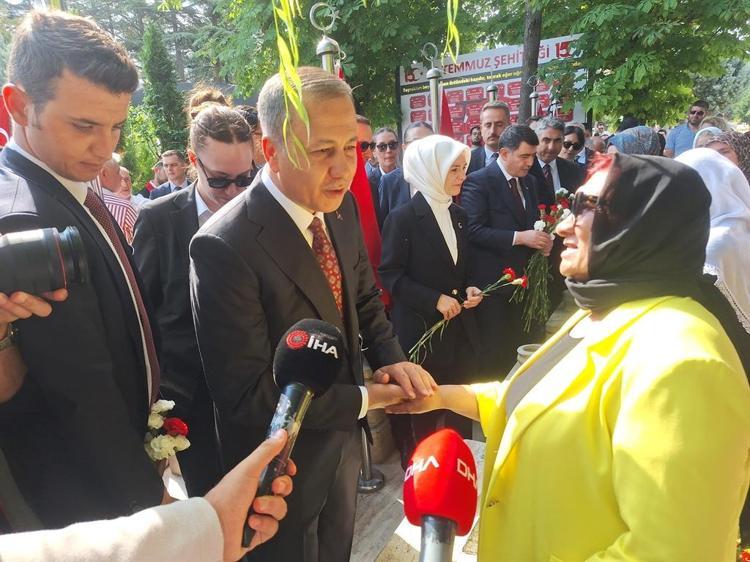 BAKANLAR ŞEHİT MEZARLARINA KARANFİL BIRAKTI