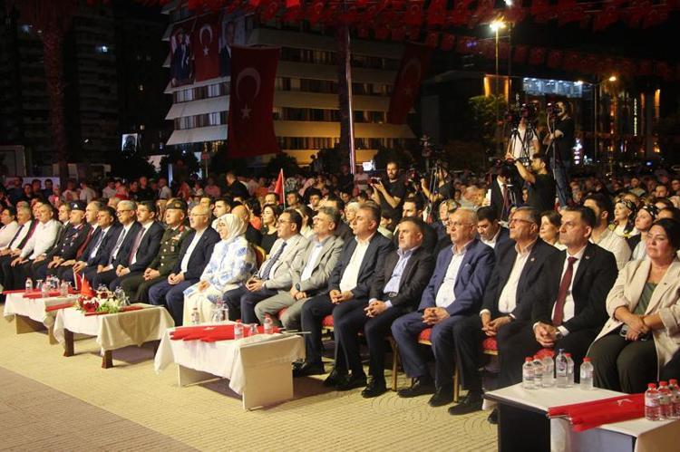 VALİ KÖŞGER: MİLLETİMİZ SOKAK SOKAK, MEYDAN MEYDAN TARİH YAZDI