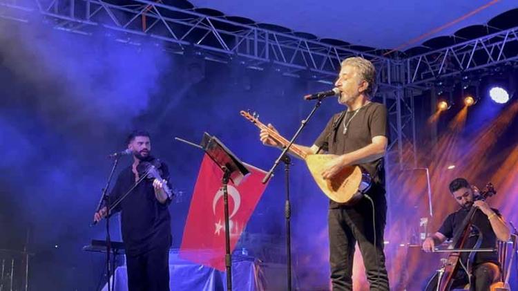 ALİ KINIK SAHNE ALDI