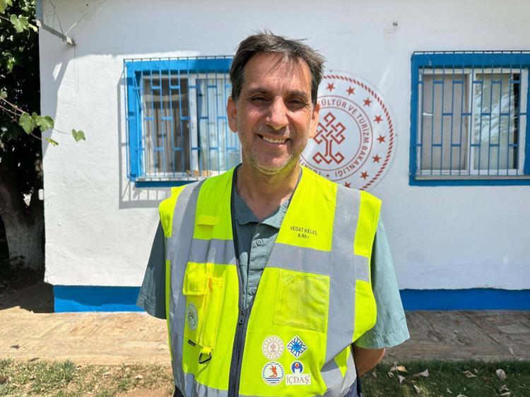 AGORANIN PORTİKO DUVARI OLARAK DÜŞÜNÜLEN ALANDA ÇALIŞILIYOR