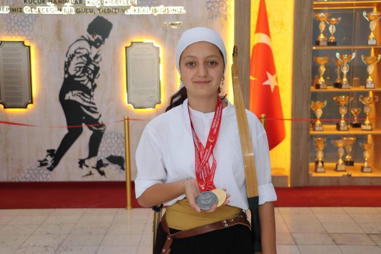 ‘KENDİ TAMİR ETTİĞİMİZ OKLARLA ŞAMPİYONLUK ELDE EDİYORUZ’