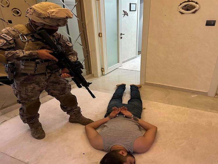 DÜKKANI PARA KARŞILIĞI KURŞUNLAMIŞ