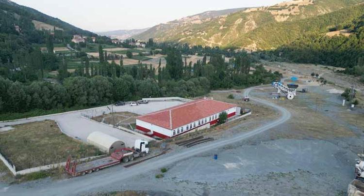 DERNEK BAŞKANI YILDIRIM: KÖY OKULLARINA DESTEKLER SUNMAYI VE OKUL BOYAMAYI SEVİYORUZ