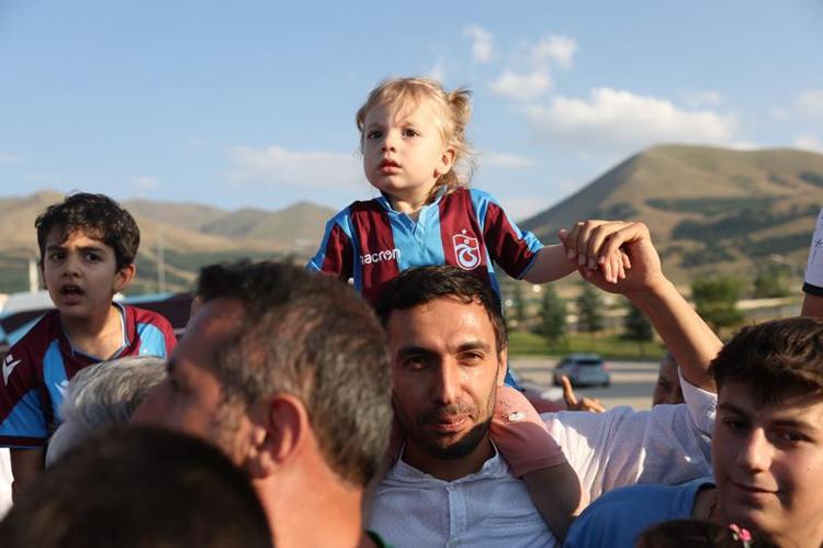 FUTBOLCULARDAN SEVGİ GÖSTERİSİNE KARŞILIK