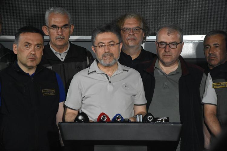 ‘BİR GÜNDE 54 YANGIN ÇIKTI, 3 YANGIN DEVAM EDİYOR’