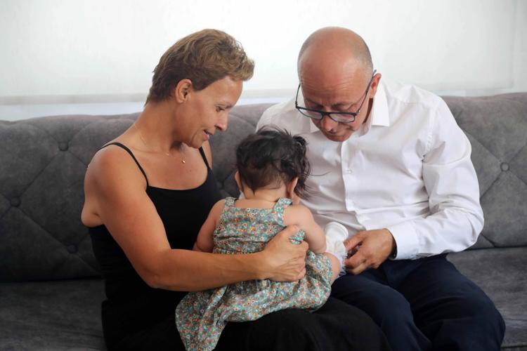 ÇEVRE BASKISINA ALDIRIŞ ETMEDİ, ANNELİK DUYGUSUNU TATTI