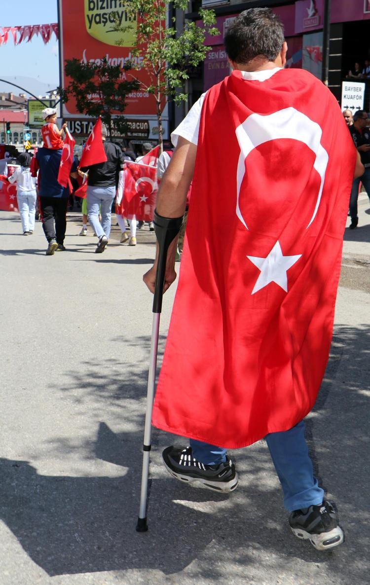 CUMHURİYETE GİDEN YOLDA ENGEL TANIMADI