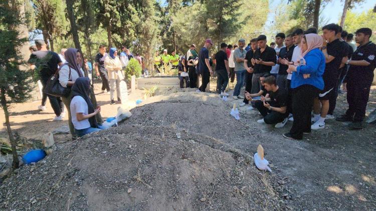 YAN YANA TOPRAĞA VERİLDİLER