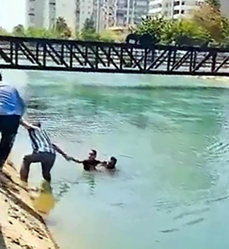 ‘HİÇ DÜŞÜNMEDEN KANALA ATLADIM’