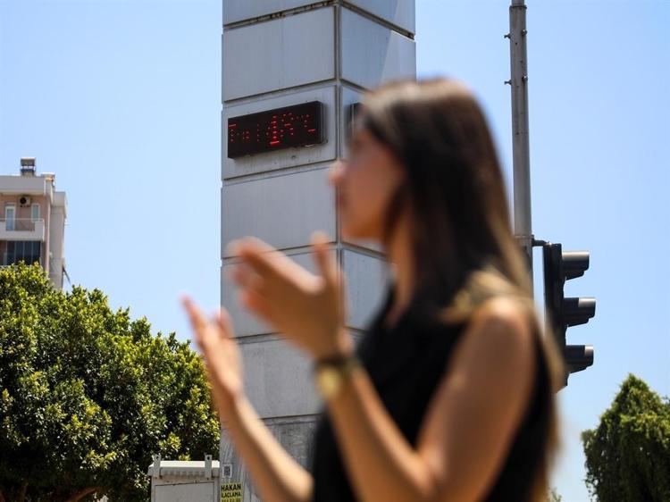 ÖĞLE SAATLERİNDE SAHİLLER BOŞALDI