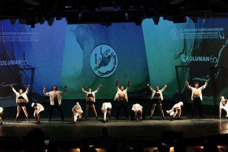 ‘GENÇ DANSÇILARIMIZ HAYALLERİNİ SAHNE TAŞIYOR’