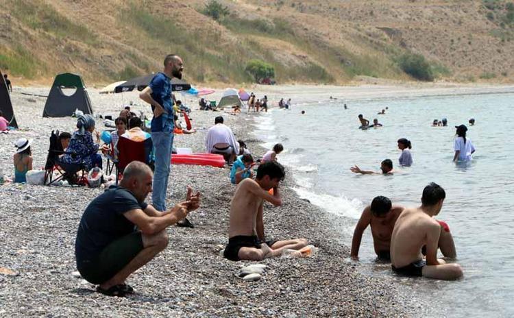 BURAYA ADETA BİR İNSAN SELİ VAR