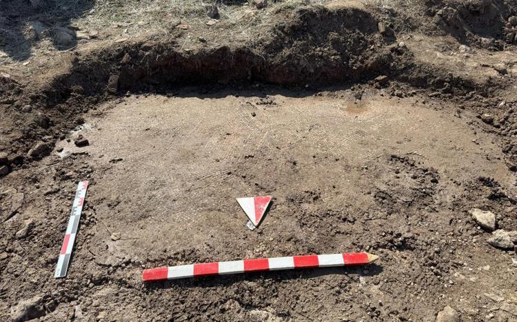 ‘YENİ DEFİNLER MOZAİKLİ ALANIN DIŞINA, UZAK BİR YERDE DEFNEDİLECEK’