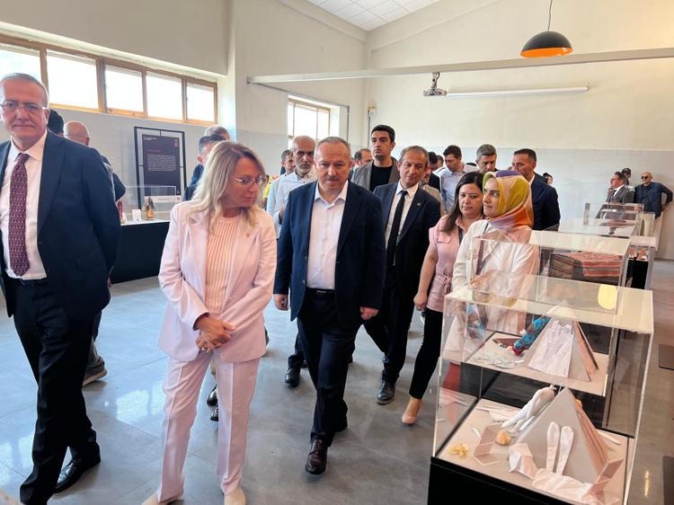 BİN YILLIK İPEK YOLU, İKİ ÜLKEYİ BİRBİRİNE SIKI SIKIYA BAĞLAMIŞTIR