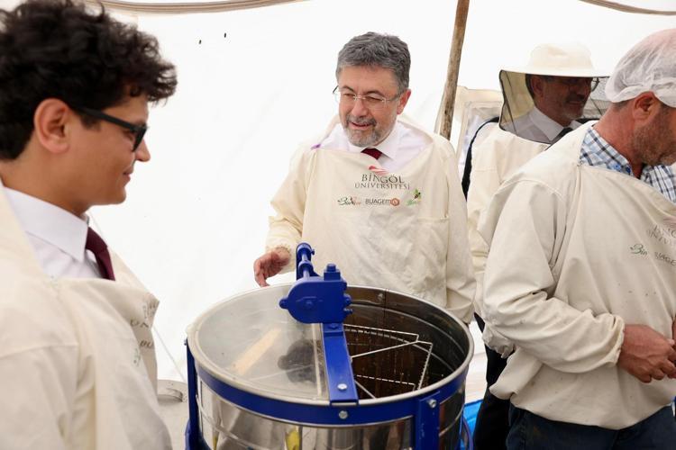 YILLIK 1445 TON BAL ÜRETİLİYOR