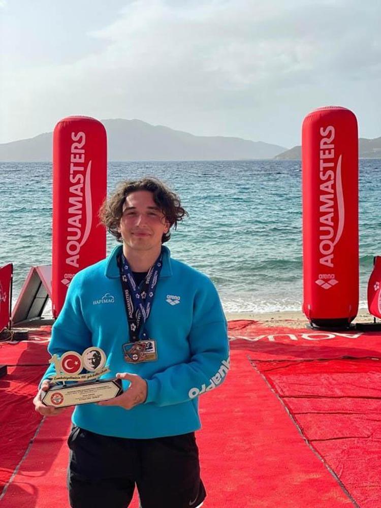 BU HIRS KENDİ AYAKLARININ ÜZERİNDE DURMA İSTEĞİNDEN GELİYOR