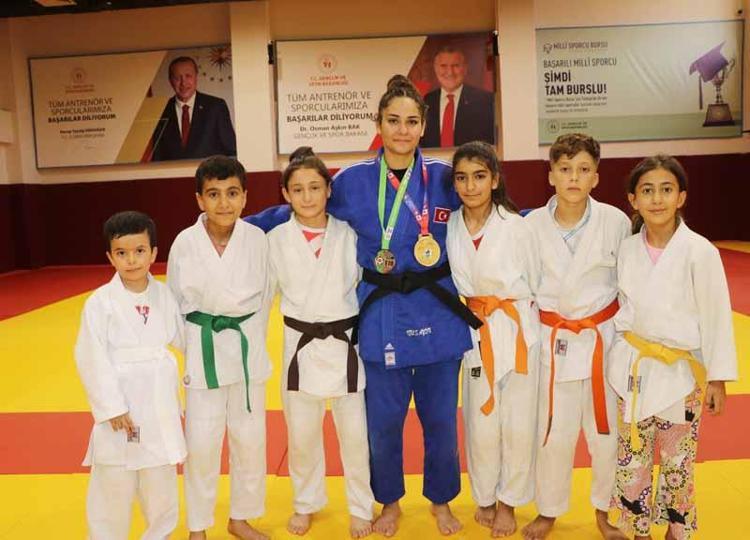 OKUL KORİDORUNDA BAŞLADI; BİRÇOK ŞAMPİYONLUK ELDE ETTİ