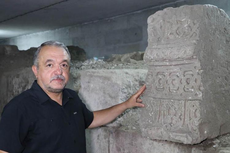 ‘TABLİYE VE AYAKLARLA SABİTLENMİŞ’